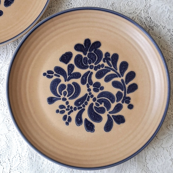 2 Vintage Pfaltzgraff Folk Art Dinner Plates 10" Castle Backstamp Farmhouse - Picture 8 of 14